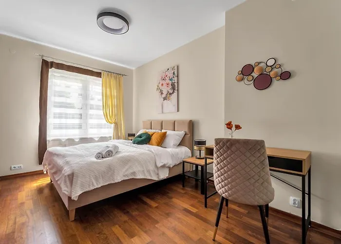 90M2 Prestige Suite - Parking & Jacuzzi & Aircon By Rentujemy