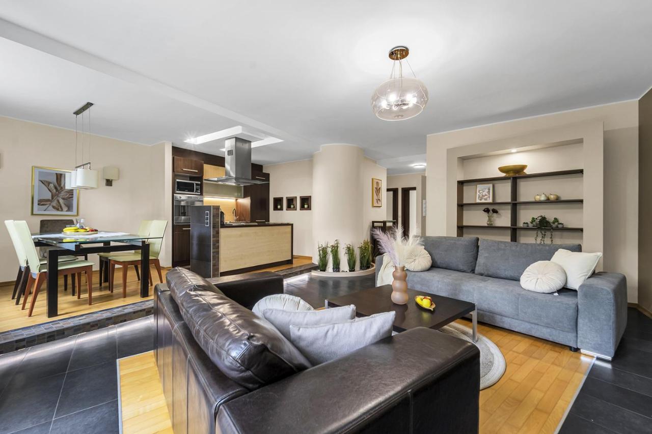 Apartment Golden Dragon Prestige Suite: Spacious Luxury With Jacuzzi & Balcony *