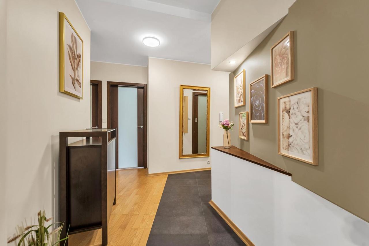 90m2 Prestige - Parking & Jacuzzi & Aircon By Rentujemy Apartmán
